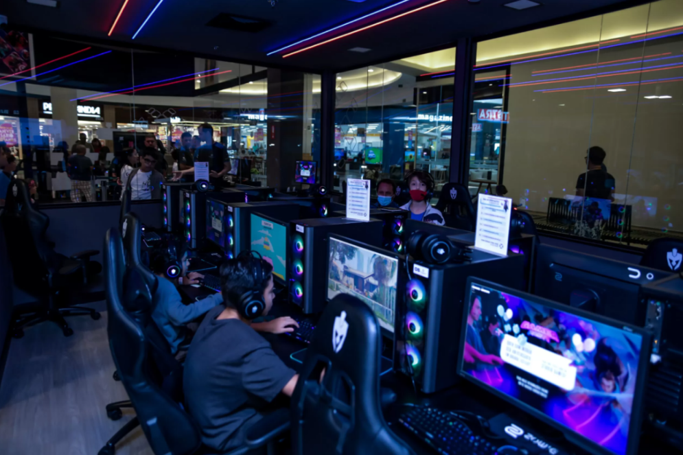 A StudioGames Iguatemi reúne arena de e-sports, simuladores de voo e automobilismo, realidade virtual e estações de consoles(Foto: StudioGames Iguatemi)
