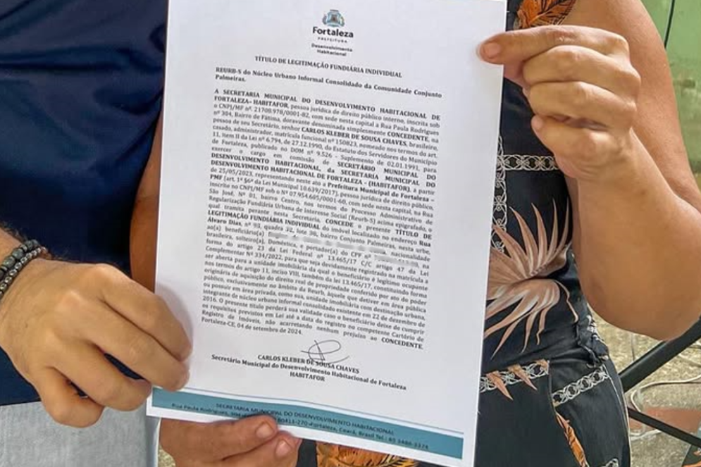 As supostas irregularidades no processo de regularização fundiária nos últimos meses da gestão Sarto têm a ver com a entrega de títulos de legitimação fundiária individual. O documento é validado após a emissão da Certidão de Regularização Fundiária (CRF) e o registro em cartório, etapa final para que a moradia tenha uma matrícula definitiva, com validade jurídica(Foto: Reprodução/Instagram/Carlos Kleber)