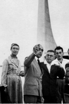 Na imagem: Simone de Beauvoir, Oscar Niemeyer, Jean-Paul Sartre, Jorge e James Amado, irmão mais novo de Jorge, em Brasília no ano de 1960(Foto: Reprodução)