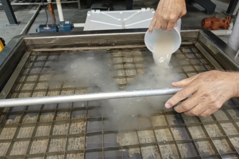 Uso da Máquina Obturadora de Papel (MOP) no processo de restauração do documento mais antigo do Arquivo Nacional. O equipamento é capaz de reestruturar folhas de papel rasgadas ou furadas em poucos segundos(Foto: Denise de Morais Bastos/Dossiê/Arquivo Nacional)