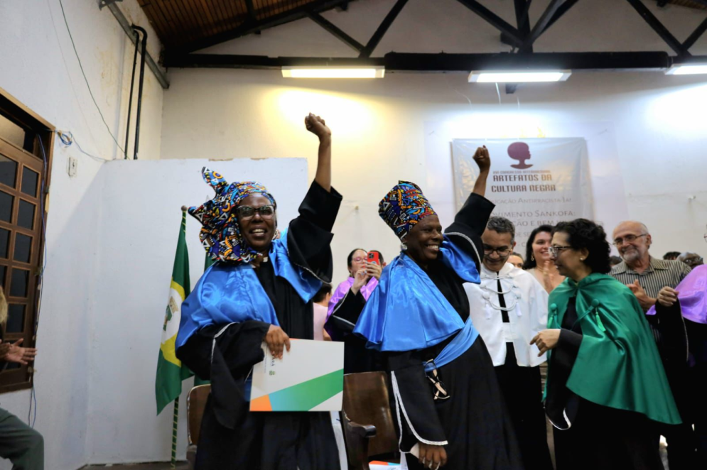 “Doutoras do povo preto”: o grito ecoou no auditório lotado, celebrando uma trajetória de décadas dedicadas à educação e à luta antirracista(Foto: Elizangela Santos/Diego Monteiro/Urca)