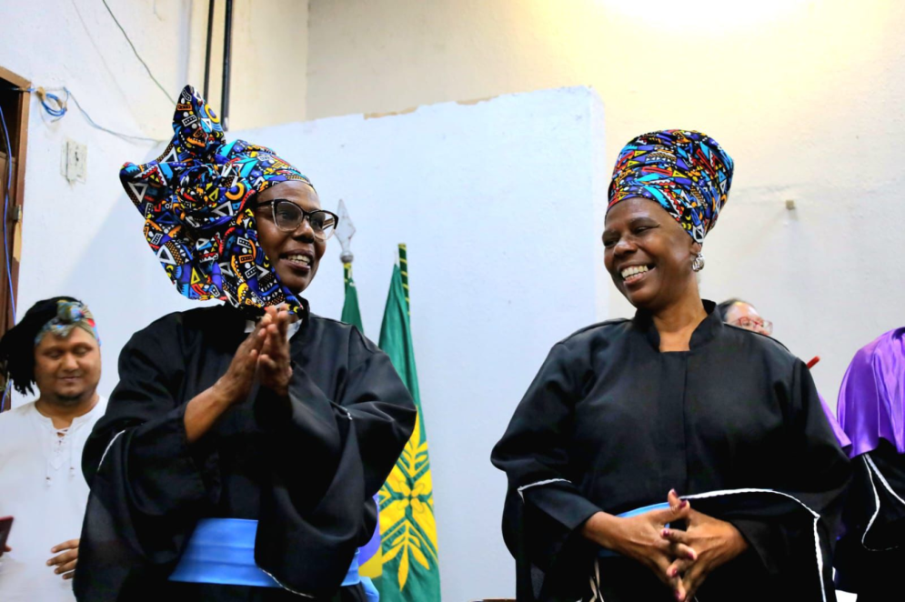 As irmãs Valéria e Verônica Carvalho — Verônica, primogênita por cinco minutos de diferença, é a que está sem óculos; Valéria, a mais nova, usa óculos. Duas mulheres pretas que transformaram o Cariri com a força da palavra, da escuta e do afeto(Foto: Elizangela Santos/Diego Monteiro/URCA)