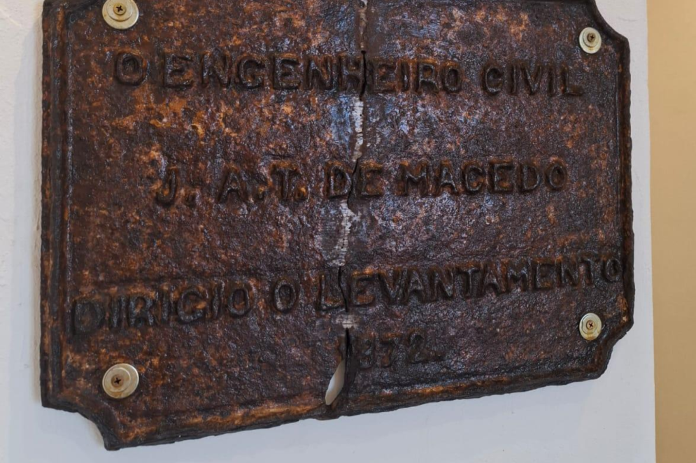 Placa datada de 1872, logo após uma das reformas do Farol do Mucuripe(Foto: Acervo Mucuripe)