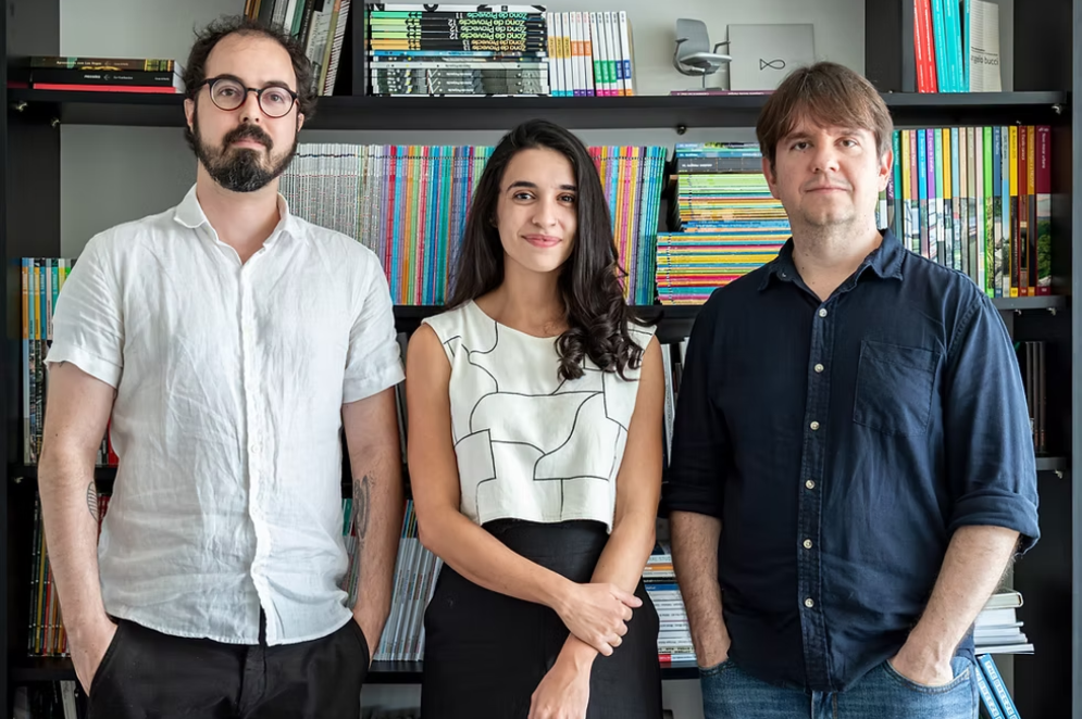 Luiz Cattony (direita), Bianca Feijão (Centro) e Bruno Melo Braga tocam o Rede Arquitetos, o único escritório fortalezense na Bienal de Arquitetura de São Paulo 2025(Foto: Arquivo Pessoal)