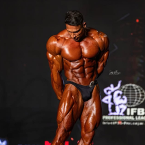 Ramon Dino ou Dinossauro do Acre, é um fisiculturista profissional brasileiro. Em 2025, foi campeão do Mr. Olympia (Foto: Reprodução Instagram/ @ramondinopro)