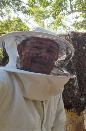 Entre os temas pesquisados pelo professor Breno Freitas estão a polinização de culturas agrícolas, criação e manejo de abelhas africanizadas e ameaças à saúde das abelhas e seus serviços de polinização devido às mudanças climáticas, desmatamentos e uso indevido de agrotóxicos(Foto: Acervo pessoal/Breno Magalhães Freitas)