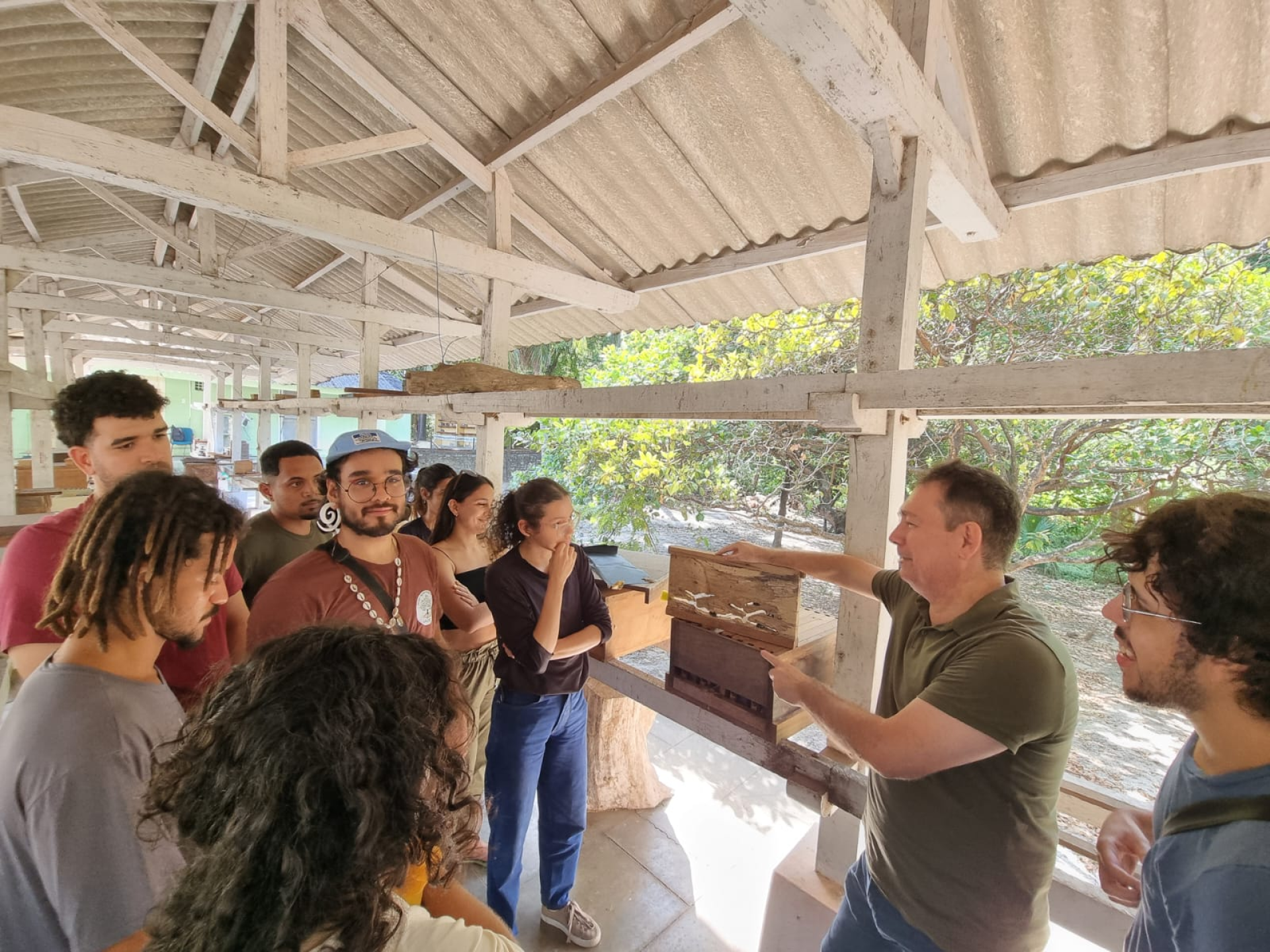 Formado em Engenharia Agronômica e mestre em Zootecnia pela UFC, o professor Breno Magalhães Freitas tem PhD pela University of Wales, Grã-Bretanha, e é referência internacional em estudos sobre abelhas e sua aplicação na polinização agrícola(Foto: Acervo pessoal/Breno Magalhães Freitas)