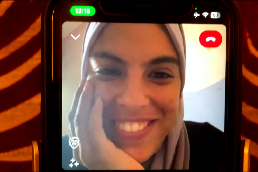 Fatima Hassouna foi assassinada no dia 16 de abril de 2025, juntamente com dez membros da sua família, em um ataque aéreo israelita à sua casa em Gaza(Foto: Reprodução do documentário / Sapideh Farsi)