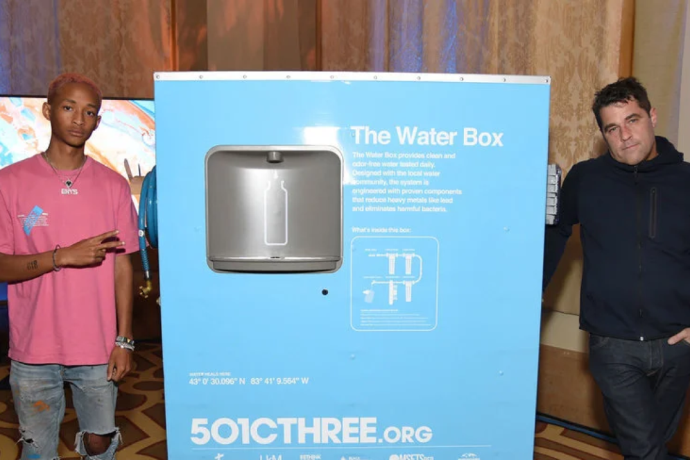 A Water Box &eacute; um sistema m&oacute;vel de filtragem de &aacute;gua desenvolvido por Jaden Smith atrav&eacute;s da sua ONG, a 501CThree, com o objetivo de fornecer &aacute;gua pot&aacute;vel gratuita e segura para comunidades que enfrentam crises h&iacute;dricas(Foto: Reprodu&ccedil;&atilde;o / Instagram / @501cthree/)
