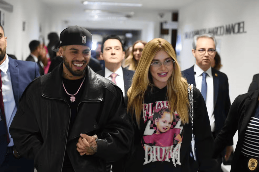 Em 2025, Virg&iacute;nia Fonseca foi convocada a depor na CPI das Bets, que investigou a promo&ccedil;&atilde;o de jogos e casas de apostas por influenciadores digitais. Ela chegou ao lado do ent&atilde;o marido, Z&eacute; Felipe, e vestida com um moletom estampado com o rosto da filha, Maria Flor(Foto: Edilson Rodrigues/Ag&ecirc;ncia Senado)