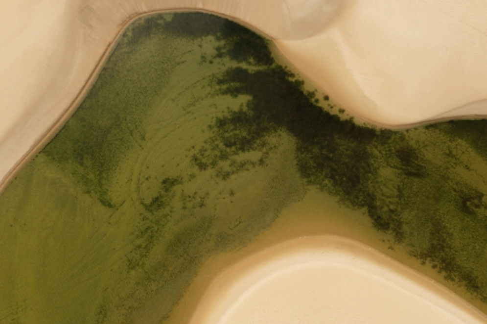 A regi&atilde;o de Tatajuba abriga lagoas interdunares formadas pela eleva&ccedil;&atilde;o do len&ccedil;ol fre&aacute;tico que funcionam como atrativo tur&iacute;stico(Foto: Reprodu&ccedil;&atilde;o/Atlas da Dupla Afeta&ccedil;&atilde;o de Tatajuba/Idace/Programa Cientista Chefe/UFC)