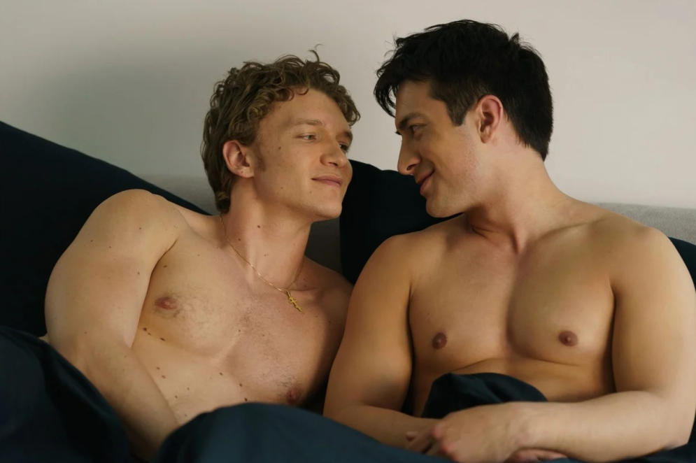 Em Heated Rivalry, escritores e roteiristas parecem ter, finalmente, perdido o medo de dar finais felizes a personagens gays(Foto: HBO Max / Divulga&ccedil;&atilde;o)