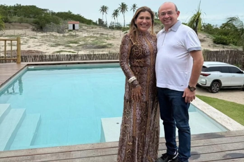 O deputado estadual S&eacute;rgio Aguiar (PSB) ao lado da esposa, M&ocirc;nica Gomes Aguiar, vice-prefeita de Camocim, em mans&atilde;o que teria sido constru&iacute;da em cima de uma duna de Tatajuba(Foto: Reprodu&ccedil;&atilde;o/Instagram)