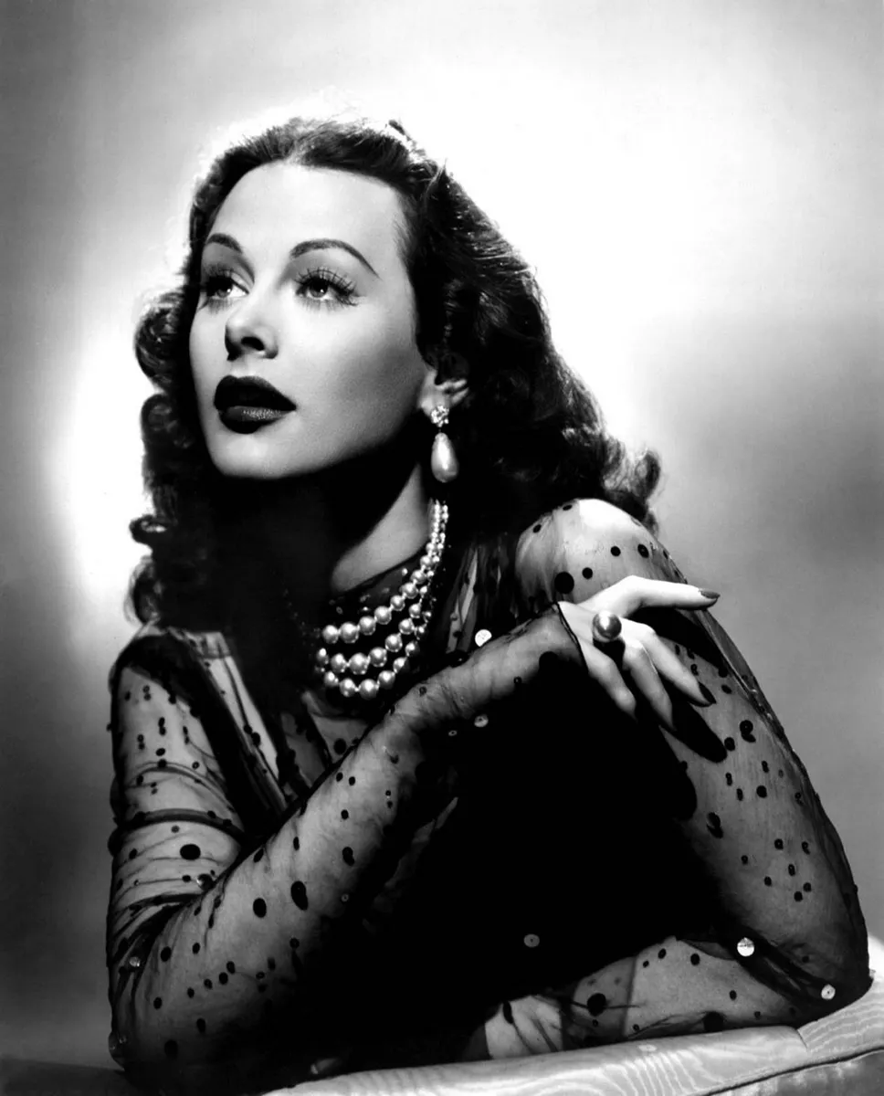 Outra história interessante é a da atriz Hedy Lamarr, que fez sucesso em Hollywood entre 1930 e 1940.