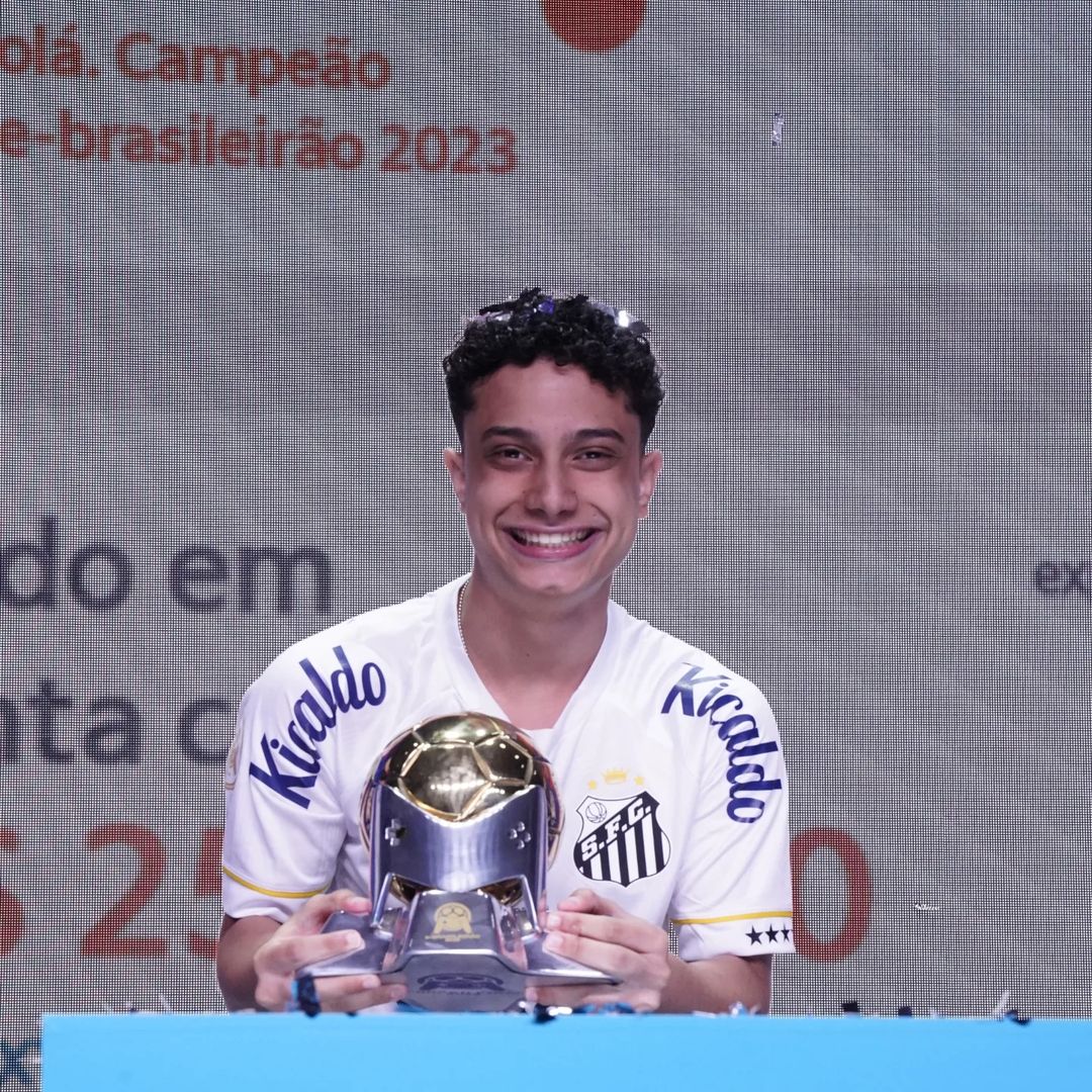 Cearense João Victor Lopes foi indicado ao Prêmio eSports Brasil na categoria "Melhor atleta de futebol virtual". No começo de outubro ele foi campeão brasileiro pelo Santos Futebol Clube(Foto: Arquivo pessoal)