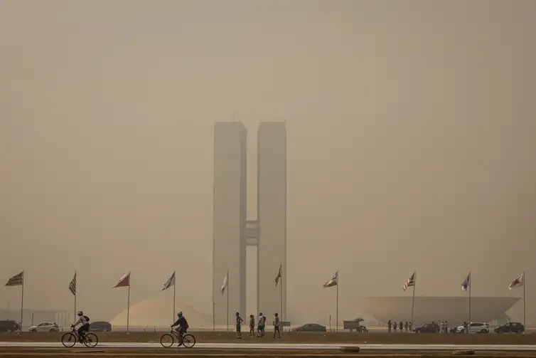 Brasília, em 25 de agosto, amanheceu encoberta por fumaça de queimadas (Foto: Marcelo Camargo/Agência Brasil)